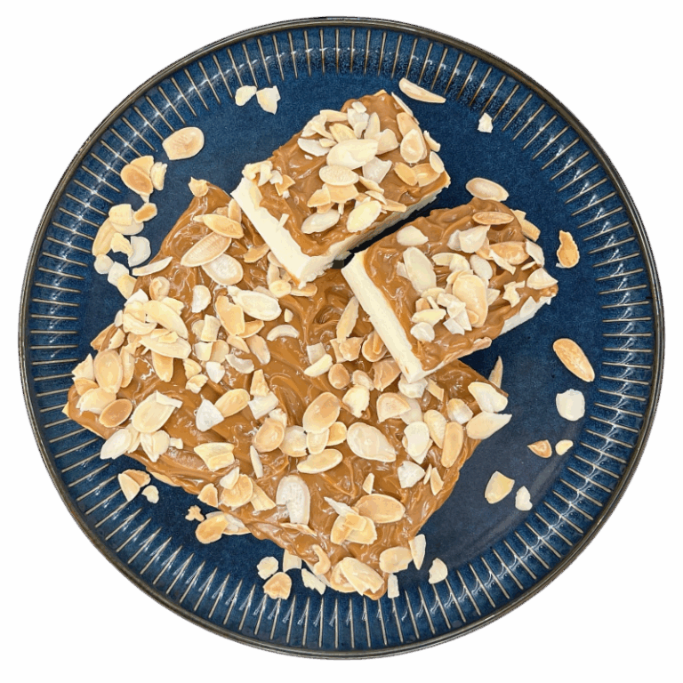 Sernik bez mąki z kajmakiem i prażonymi płatkami migdałów